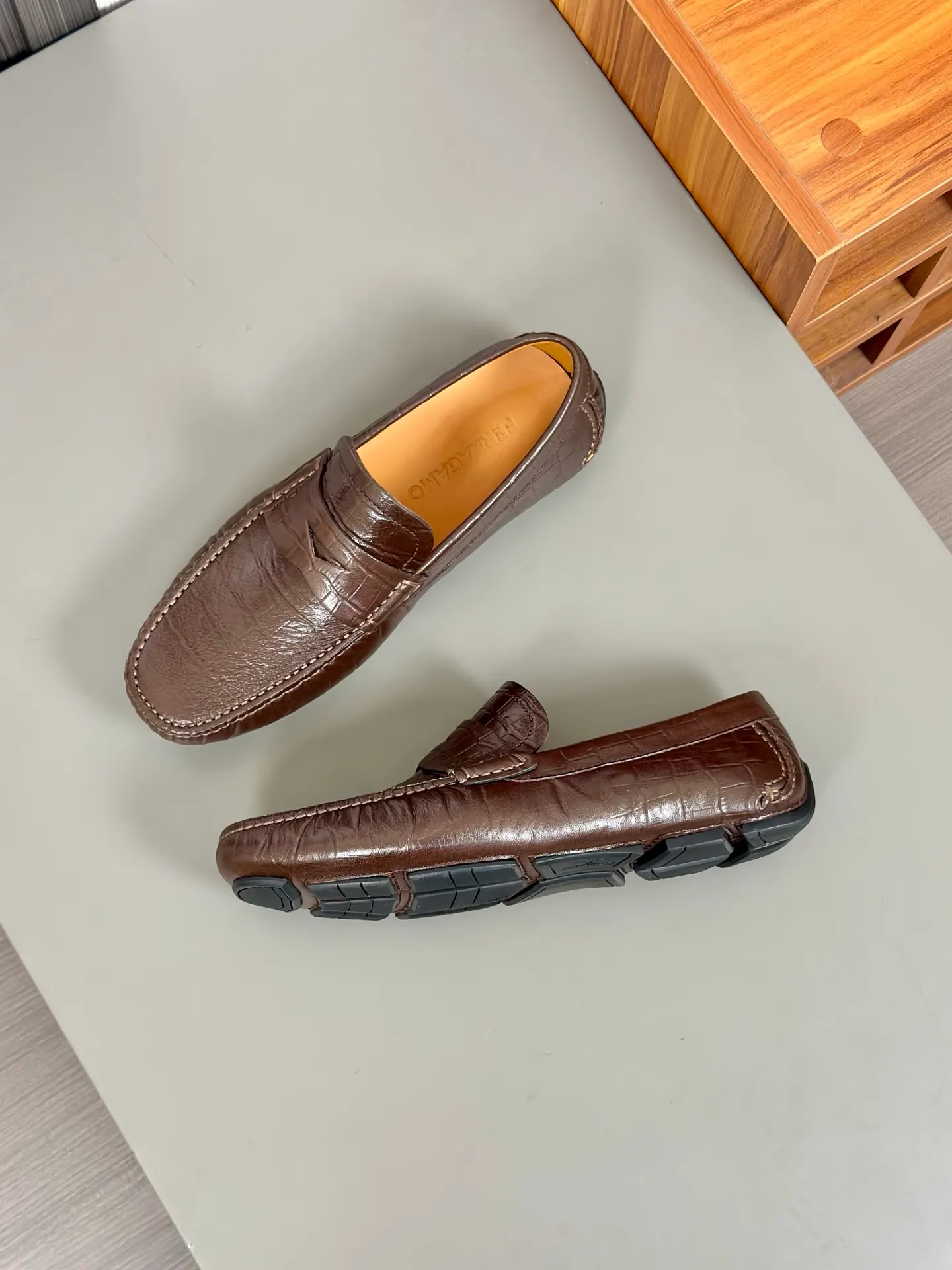 Batch 840, original order quality, new counter model, Ferragamo handmade men's driving shoes, bean shoes, slip-on shoes, lazy shoes, exquisite hand-stitching, workmanship details comparable to counters, original rubber outsole, imported cowhide from Italy, pressed water corrugated water-dyed cowhide lining, 39-44 large quantities in stock (38, 45 custom-made, non-refundable)